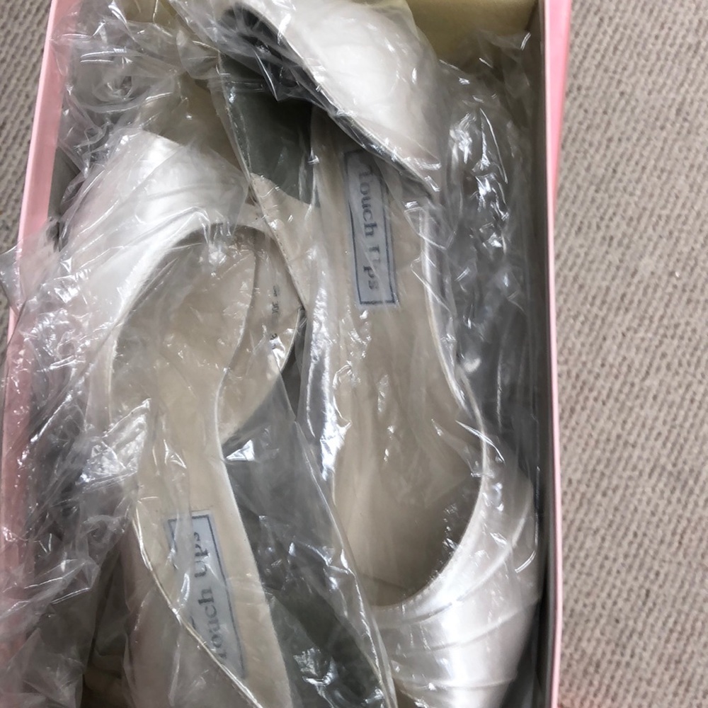 Touch Ups Pumps - Picture 2 of 7